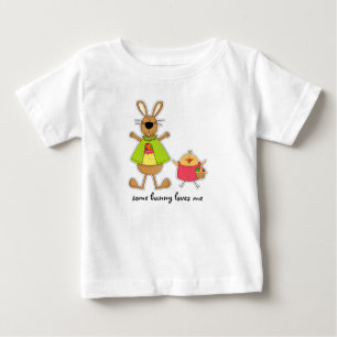 Algum coelho ama-me. T-shirt do bebê da páscoa