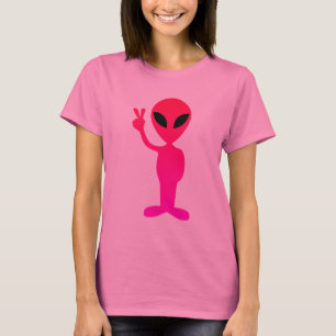 Alienígena do rosa quente no t-shirt preto
