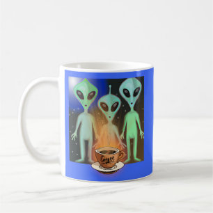 Aliens Curiosos sobre uma xícara de café