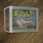 Alligator Fotografia Wildlife Monogramas<br><div class="desc">O Alligador Americano do Flórida Everglades aproxima-se e é pessoal. Personalize-o com as iniciais do seu homem. Excelente para aniversários,  graduações e Dias de os pais,  este gator sorri com um sorriso afiado de dentes. Esta é a fotografia original da vida selvagem por JLW_PHOTOGRAPHY.</div>