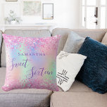 Almofada 16 holográfico roxo, cor-de-rosa, doce<br><div class="desc">Um fundo tendencioso de arco-íris colorido com cores pastel unicórnio e arco-íris em cor rosa-claro,  roxo,  verde-menta. Decorado com confete. Personalize e adicione um nome,  escrito com um moderno script de estilo escrito à mão. Letras cor púrpura.</div>
