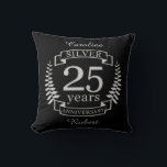 Almofada 25 anos de casamento de prata<br><div class="desc">Uma design para celebrar 25 anos de casamento. Este design tem um design prateado (cinza) de louros em fundo preto. Prata é o presente tradicional para esta ocasião. O texto refere-se a Silver 25 anos de aniversário. Uma design romântica para comemorar seu 25 ano de casamento. Se você quiser alguma...</div>