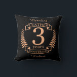 Almofada 3 anos de casamento<br><div class="desc">Uma design para celebrar 3 anos de casamento. Este design tem um design de louros cor de bronzeado (couro) sobre um fundo preto. O couro é o presente tradicional para esta ocasião. O texto refere-se a um aniversário de 3 anos de couro. Uma design romântica para comemorar seu terceiro ano...</div>