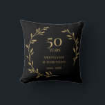 Almofada 50º aniversário de casamento do Ouro<br><div class="desc">Celebre seu aniversário de casamento em estilo com este travesseiro elegante. Personalize este travesseiro de manutenção com a data e os nomes do seu aniversário. Presente perfeito para o casal especial. Fácil de personalizar. Parabéns!</div>
