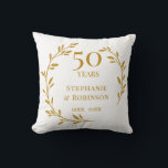 Almofada 50º aniversário de casamento do Ouro<br><div class="desc">Celebre seu aniversário de casamento em estilo com este travesseiro elegante. Personalize este travesseiro de manutenção com a data e os nomes do seu aniversário. Presente perfeito para o casal especial. Fácil de personalizar. Parabéns!</div>