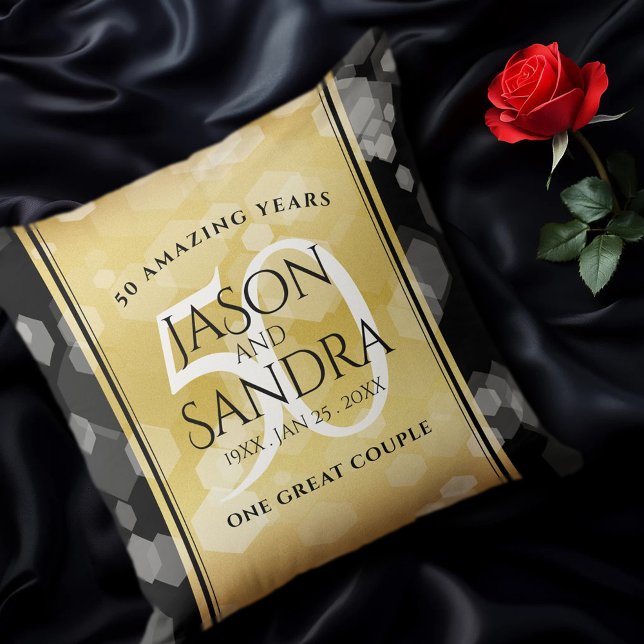 Almofada 50º aniversário de casamento do Ouro Elegante (EO 50th Golden Wedding Anniversary Throw Pillow on Black Silk Cover Photo)