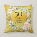 Almofada 50º aniversário de casamento Rosas de folha de our<br><div class="desc">Apresentando uma delicada camada floral de aquarela em uma película de ouro,  este travesseiro botânico do 50º aniversário de casamento pode ser personalizado com suas informações especiais de aniversário em texto elegante. Projetado por Thisnotme©</div>