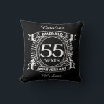 Almofada 55.º aniversário de casamento, emerald crest<br><div class="desc">Uma design romântica para celebrar o seu 55º ano de casamento. Se você quiser alguma ajuda para personalizar este design, por favor, entre em contato comigo, eles podem pedir a este botão do designer, logo abaixo deste texto. Esta crista de cinquenta e cinco anos de aniversário de casamento tem o...</div>