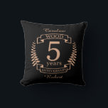 Almofada 5 anos de aniversário de casamento da madeira<br><div class="desc">Uma design para celebrar 5 anos de casamento. Este design tem um design de louros colorido (madeira) em tom de bronzeado sobre um fundo preto. A madeira é o presente tradicional para esta ocasião. No texto lê-se Wood 5 anos de aniversário. Uma design romântica para comemorar seu 5 ano de...</div>