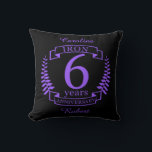 Almofada 6 anos de aniversário do casamento de ferro<br><div class="desc">Uma design para celebrar 6 anos de casamento. Este design tem um design de louros roxo (a cor tradicional para esta ocasião) num fundo preto. O ferro é o presente tradicional para esta ocasião. No texto lê-se Ferro 6 anos de aniversário. Uma design romântica para comemorar seu 6 ano de...</div>