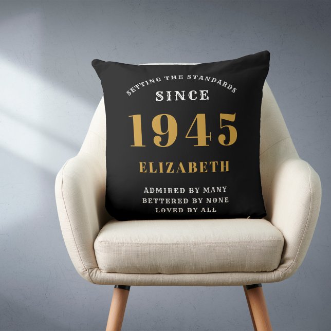 Almofada 80 Birthday 1945, personalizada pela Dourada negra (Personalized 80th birthday throw pillow on a chair)