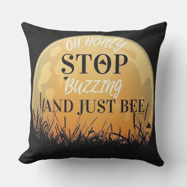 Almofada A buzzing black pillow with bee quotes. (Frente)