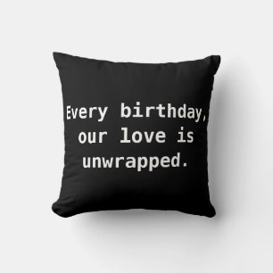 Almofada A cada aniversário, o nosso amor está desfeito.