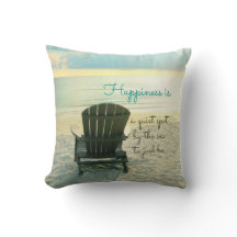 A felicidade é travesseiro da praia da cadeira de