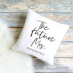 Almofada A futura Sra. e o seu nome | Presente de Beleza Mo<br><div class="desc">Apresentando "A futura Sra. e seu nome", o moderno dom da beleza set de Zazzle Comemora a alegria ocasião da futura Sra. com um presente de beleza moderno de Zazzle que combina luxo, personalização e estilo. Este conjunto exclusivo de presentes foi projetado para fazer com que ela se sinta realmente...</div>