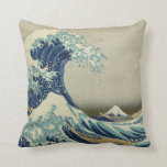 Almofada A grande onda fora de Kanagawa<br><div class="desc">A grande onda fora do travesseiro de MoJo do americano de Kanagawa A grande onda fora de Kanagawa, igualmente conhecido como a grande onda ou simplesmente a onda, é um impressão do woodblock pelo artista japonês Katsushika Hokusai. Exemplo da arte do ukiyo-e, foi publicada algum dia entre 1830 e 1833...</div>
