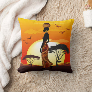 Almofada A linda mulher africana Silhouette sobre os sóis a
