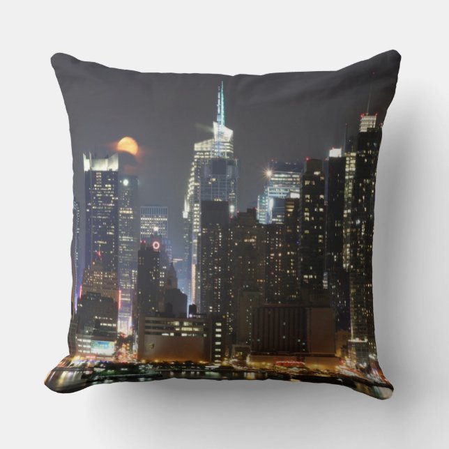 Almofada A lua aumenta sobre o Midtown New York. (Frente)