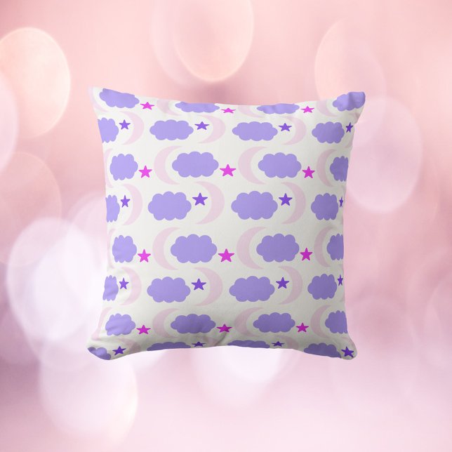 Almofada A Nuvem da Lua Estende Púrpura Escuro Padrão Rosa (A throw pillow with a pattern of moons, stars and clouds in various shades of pinks and purples.)