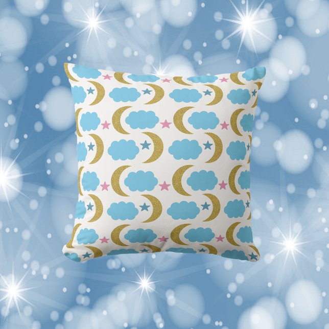 Almofada A Nuvem Lua Stars Faux Dourada Glittern (A throw pillow with faux gold glitter moons and blue clouds.)