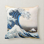 Almofada A onda de Excelentes de Kanagawa, Hokusai<br><div class="desc">Katsushika Hokusai (31 de outubro de 1760 - 10 de maio de 1849), simplesmente conhecida como Hokusai, era um artista japonês, pintor ukiyo-e e cineasta do período Edo. Nascer em Edo (agora Tóquio), Hokusai é mais conhecido como autor da série de impressão de bloco de madeira Trinta e seis Vistas...</div>