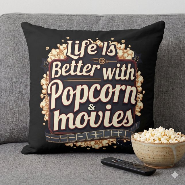 Almofada A vida é melhor com pipocas e filmes na Design (Life Is Better with Popcorn & Movies Retro Design Throw Pillow Mockup A)