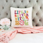 Almofada A vida é melhor com um cão - design de rancho colo<br><div class="desc">Tipografia colorida da groovy retro - A vida é melhor com um cão - design bonitinho para amantes de cães.</div>