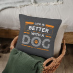 Almofada A vida é melhor com um cão, laranja moderno e bran<br><div class="desc">Tipografia branca com sotaques cor de laranja design moderna - A vida é melhor com um cão - design bonito para amantes de cães.</div>