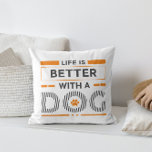 Almofada A vida é melhor com um cão, uma laranja moderna e<br><div class="desc">A tipografia das cinzas com sotaques laranja é a design moderna - A vida é melhor com um cão - um design bonito para amantes de cães.</div>