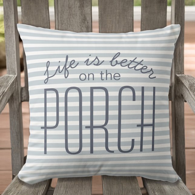 Almofada A vida é Melhor Varanda Listras Azuis e Brancas El (Life is Better on the Porch Blue & White Striped Outdoor Pillow)