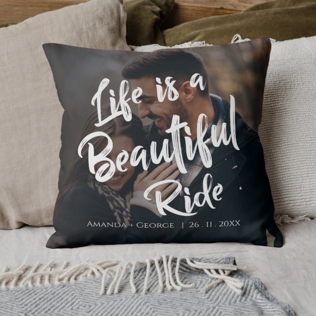 Almofada A vida é um belo presente de fotos de casamentos c (Life is a Beautiful Ride Quote Photo Wedding Gift Throw Pillow)
