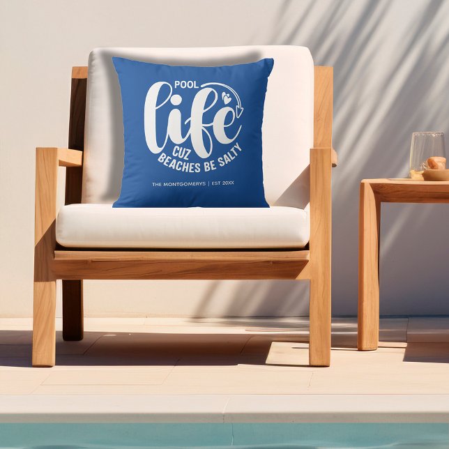 Almofada A vida piscina é melhor (Personalized outdoor pillow with "Pool life cuz beaches be salty")