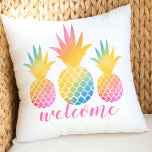Almofada Abacaxi rosa-abacaxi Rainbow Watercolor Bem-vindo<br><div class="desc">Travesseiro decorativo de estilo tropical apresenta boas-vindas em um roteiro cor-de-rosa que sobrepõe três abacaxis coloridos arco-íris vibrantes com um aspecto de gradiente de gravata-dobra aquarela. Tchique para sua casa de praia de férias ou decoração de casa de verão.</div>