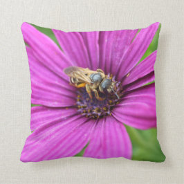 Almofada Abelha em um travesseiro decorativo da flor
