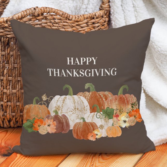 Almofada Abóboras Laranja Brancas Feliz Dia de Ação de Graç (Rustic brown "Happy Thanksgiving" pillow with orange and white pumpkins)