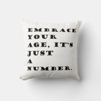 Almofada Abrace a sua idade, é apenas uma citação numérica