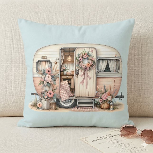 Almofada Acampamento Boho com Coroa Floral & Rosa Pastel (Boho Camper with Floral Wreath & Pastels Pink Throw Pillow On Sofa)
