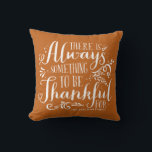 Almofada Ação de Graças Laranja Sempre Agradável<br><div class="desc">Há sempre algo para agradecer! Adicione um sotaque ao seu espaço com este travesseiro de Ação de Graças personalizável. Apresenta uma citação de Ação de Graças na tipografia russa. Personalize este travesseiro personalizado adicionando seus detalhes. Itens correspondentes estão disponíveis.</div>