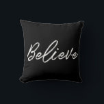 Almofada Acredite em fontes brancas modernas<br><div class="desc">Uma tipografia moderna e na moda para esta coleção personalizável de itens de feriado.</div>