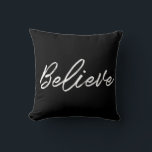 Almofada Acredite em fontes brancas modernas<br><div class="desc">Uma tipografia moderna e na moda para esta coleção personalizável de itens de feriado.</div>