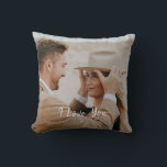 Almofada Adicione sua própria foto personalizada<br><div class="desc">Recursos de design com foto pessoal e a caligrafia "Eu te amo".  Personalize facilmente a foto e a mensagem de sua escolha.  Uma ideia de presente perfeita e lembrança para os recém-casados,  casal de aniversariantes,  melhor amigo e mais.</div>