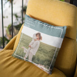 Almofada Adorável Presente da Família Verde de Fotos Modern<br><div class="desc">Apresentando a família verde de fotos moderna e adorável presente! Este presente é uma forma perfeita de capturar e celebrar o amor e o vínculo dentro de uma família, ao mesmo tempo que adiciona um toque de elegância e modernidade a qualquer decoração doméstica.O Adorável Fotógrafo da Família Verde Moderna não...</div>