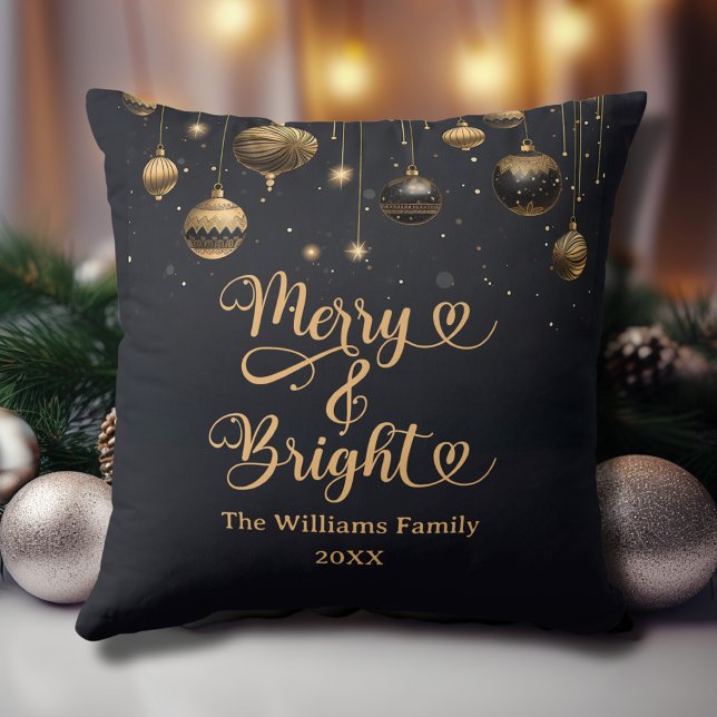 Almofada Alegre e Brilhante Personalizado Dourado Preto Nat (Merry and Bright Custom Christmas Throw Pillow in Black with Gold Ornaments, Family Name, Year.)