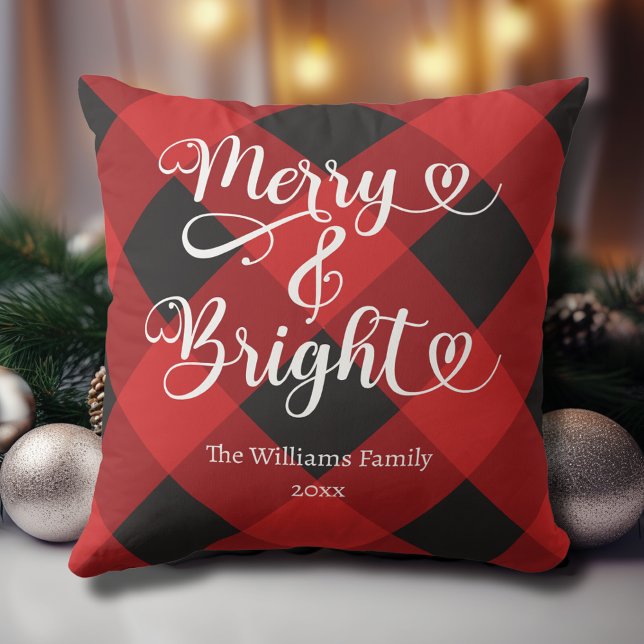 Almofada Alegre e Brilhante Xadrez Vermelho Natal Personali (Merry and Bright Custom Red and Black Plaid Christmas Pillow with Family Name, Year.)