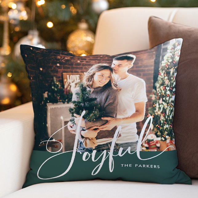 Almofada Alegria | Roteiro Elegante e Foto de Natal Verde (A festive, elegant Christmas pillow in green with your family's photo and modern calligraphy)