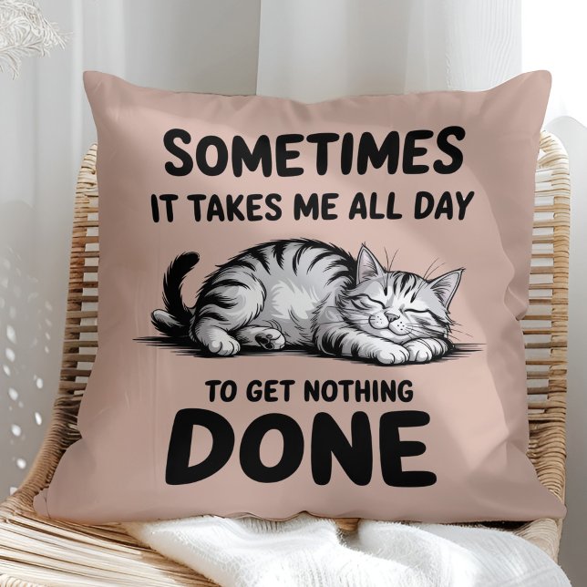 Almofada "All Day Doing Nothing" Funny Lazy Cat ("All Day Doing Nothing" Funny Lazy Cat Throw Pillow in a sunny boho rattan chair.)