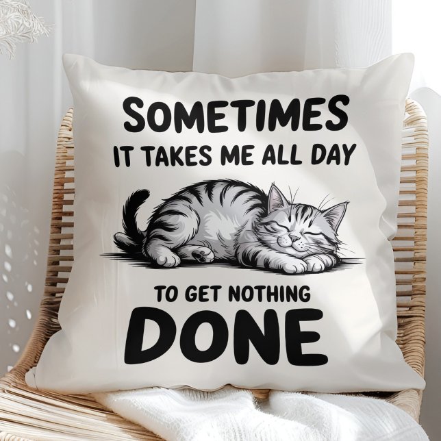 Almofada "All Day Doing Nothing" Funny Lazy Cat ("All Day Doing Nothing" Funny Lazy Cat Throw Pillow in a sunny boho rattan chair.)