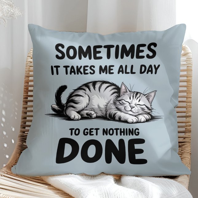 Almofada "All Day Doing Nothing" Funny Lazy Cat ("All Day Doing Nothing" Funny Lazy Cat Throw Pillow in a sunny boho rattan chair)
