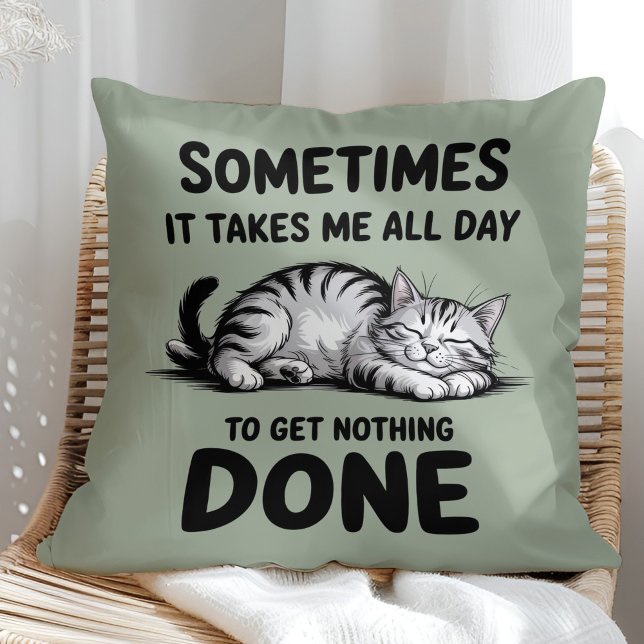 Almofada "All Day Doing Nothing" Funny Lazy Cat ("All Day Doing Nothing" Funny Lazy Cat Throw Pillow in a sunny boho rattan chair)