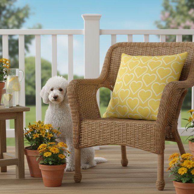Almofada Amarela de 20x20 para Exterior com Estamp (Large yellow outdoor pillow with a heart print.)